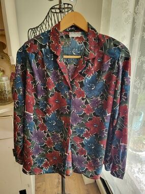 🇨🇦 Vintage Koret Dark Floral Button Up Blouse